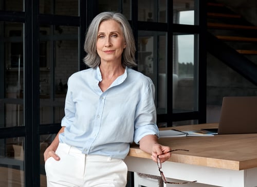 Femme mandataire immobilier avec un regard sérieux