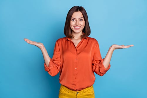 Femme debout et souriant en faisant le signe du pour et contre