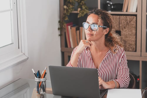 Femme travaillant sur son ordinateur au bureau