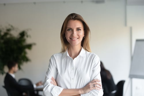 Femme debout souriant et bras croisés
