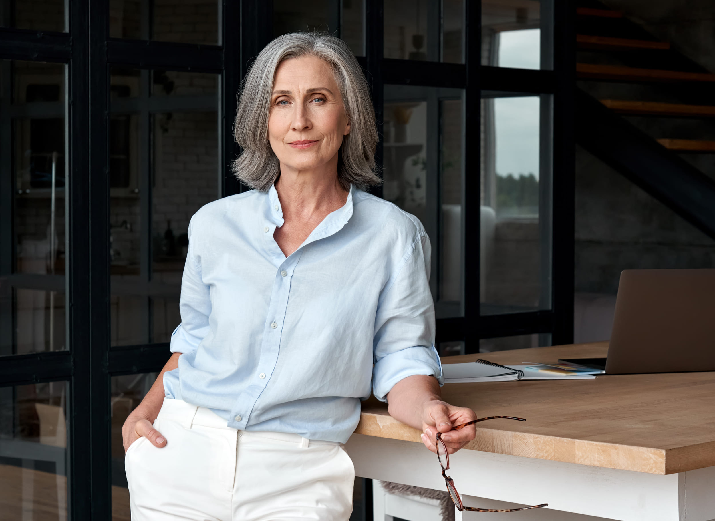 Femme mandataire immobilier avec un regard sérieux