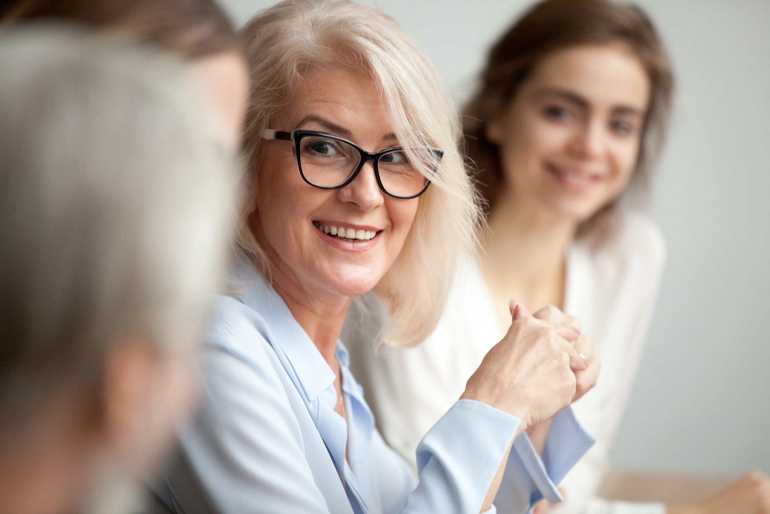 Employeur entouré de collaborateurs