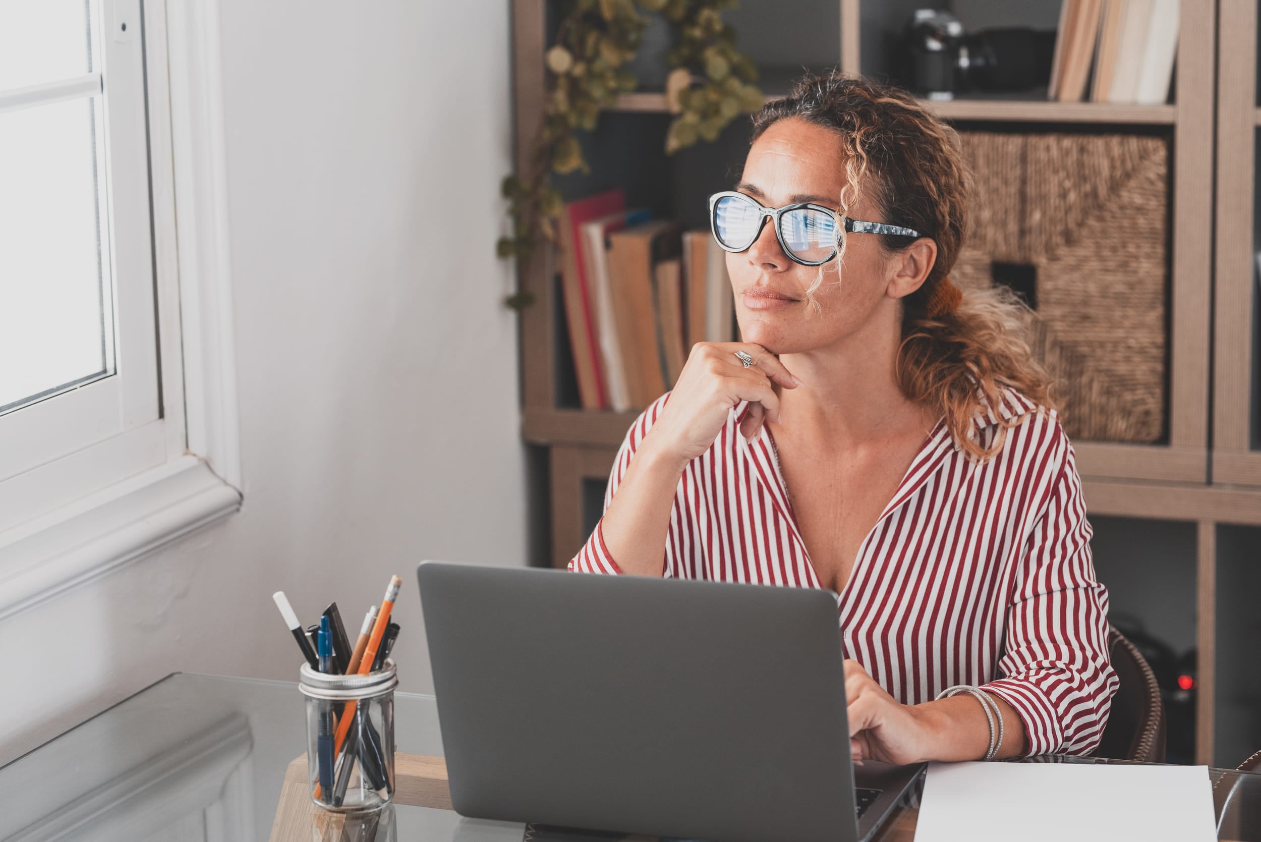 Femme travaillant sur son ordinateur au bureau