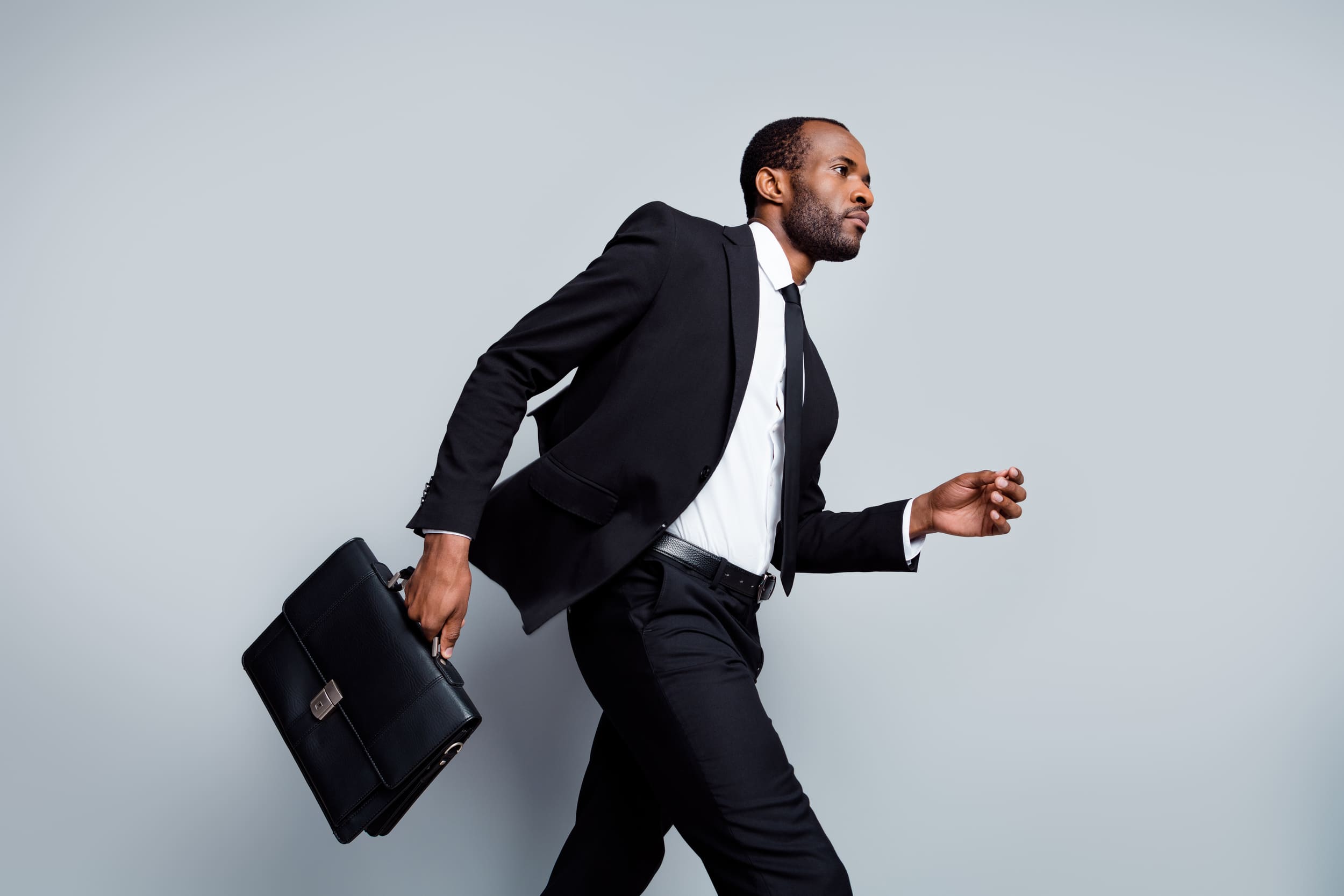 Conseiller immobilier en costume marchant dynamiquement