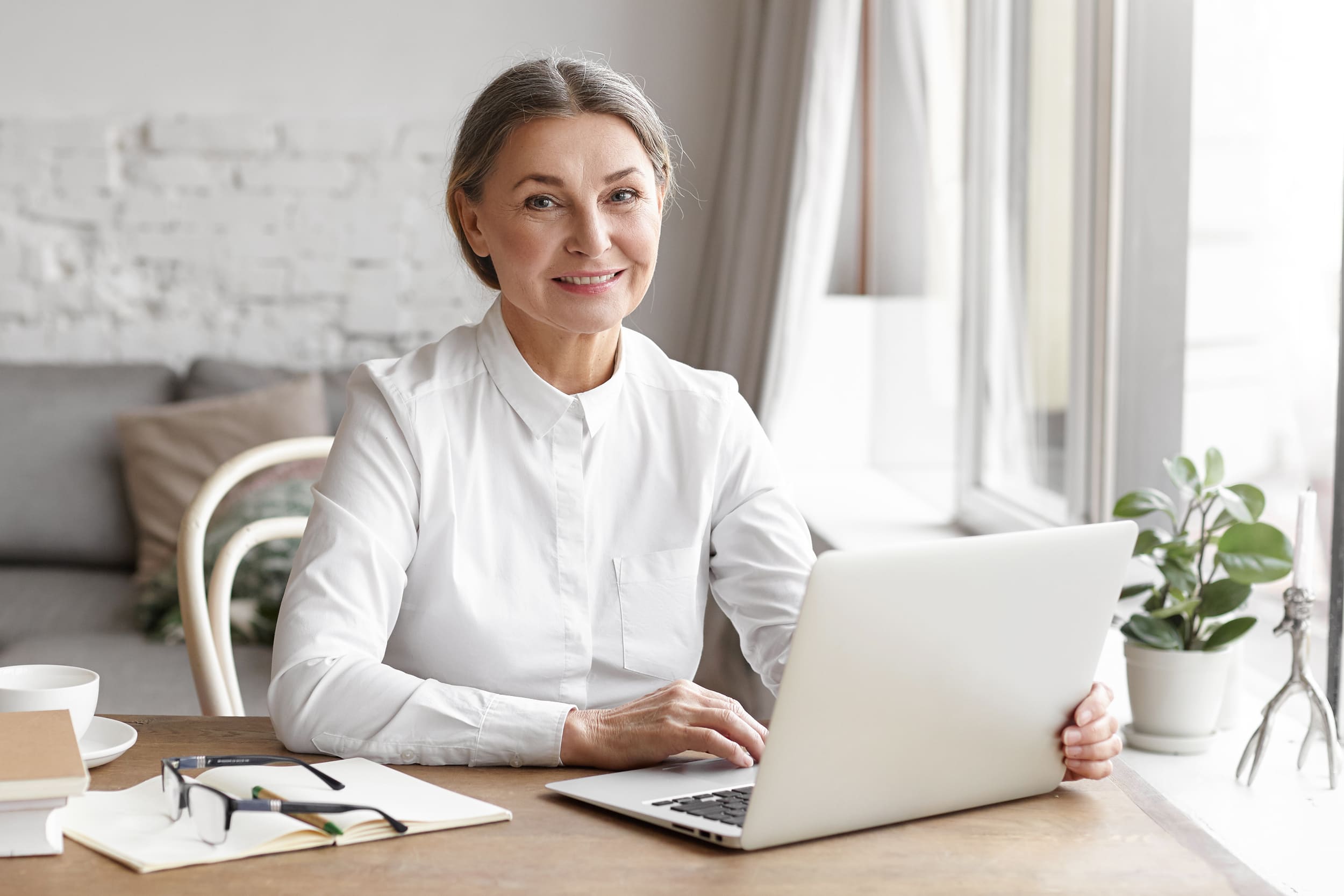 Agent immobilier travaillant sur son bureau