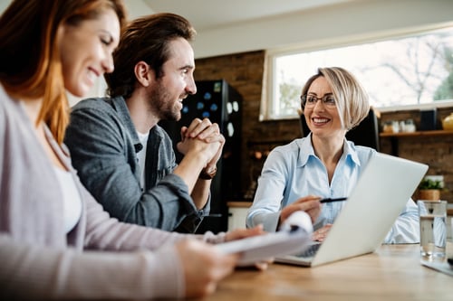 Comment se tenir informé des évolutions du marché immobilier pour mieux conseiller ses clients ?