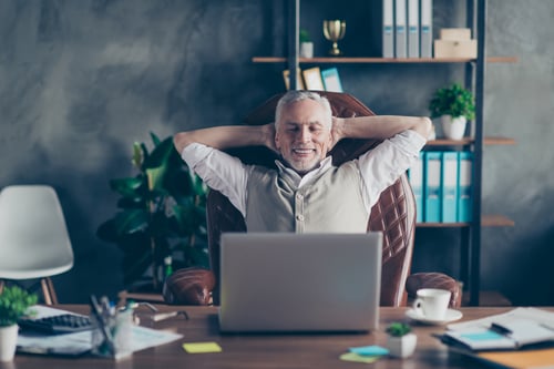 Homme qui automatise la multidiffusion de ses annonces immobilières sur son ordinateur