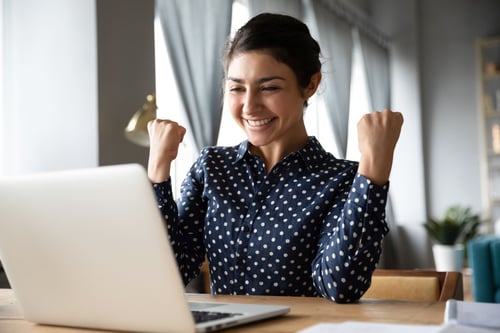 Femme chasseur immobilier au bureau et célébrant une victoire